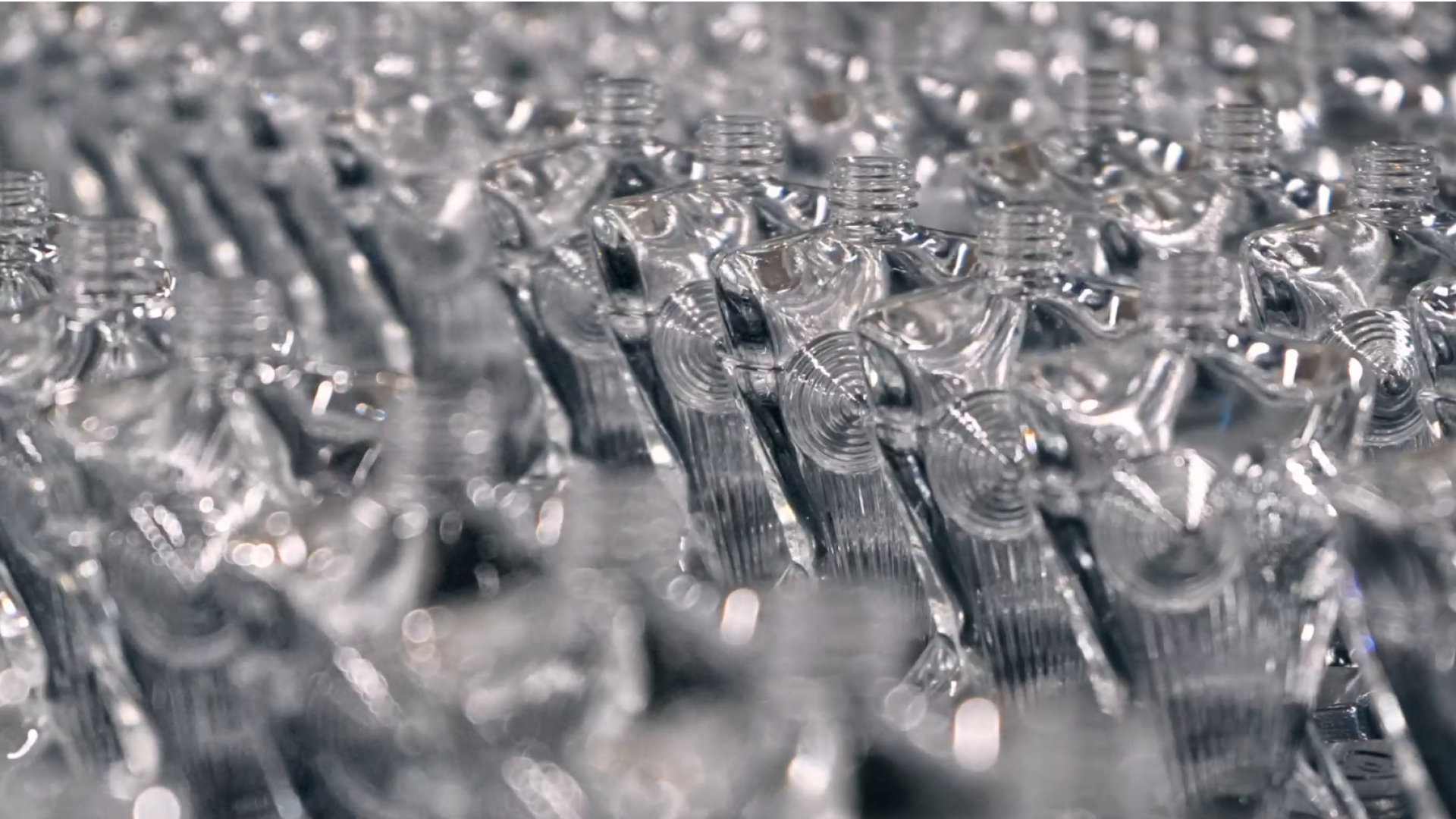 miniature-vidéo-2-Gaultier-divine-le-corset (1).png